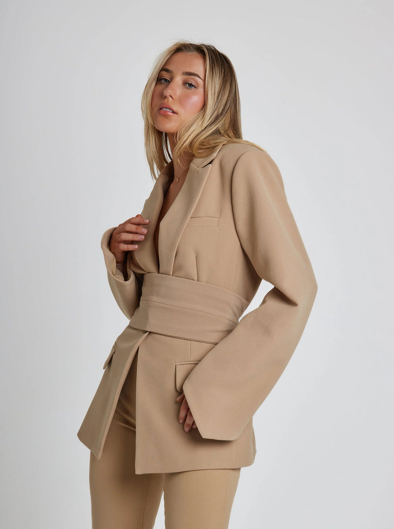 LM | Elegant blazer with belt
