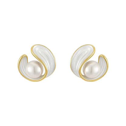 Charming Gold Earring for Any Occasion