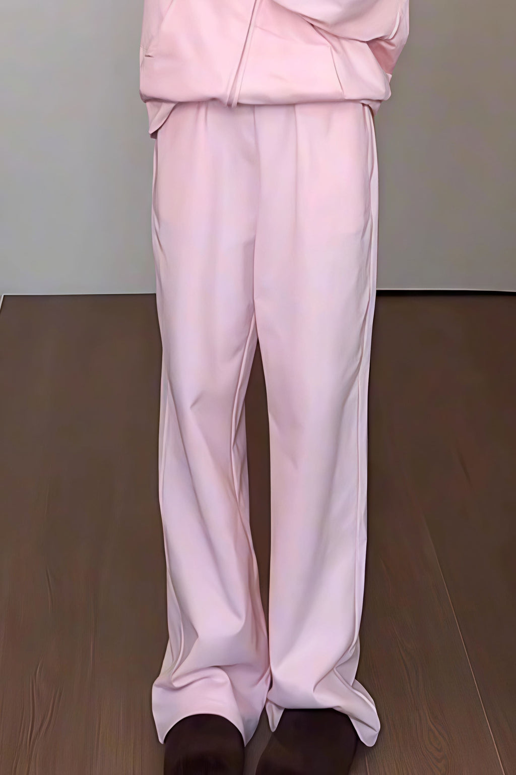 Effortlessly Elegant Pants with a Timeless Design