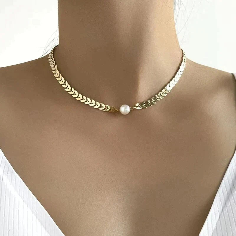 Romantic Gold Necklace for Special Moments