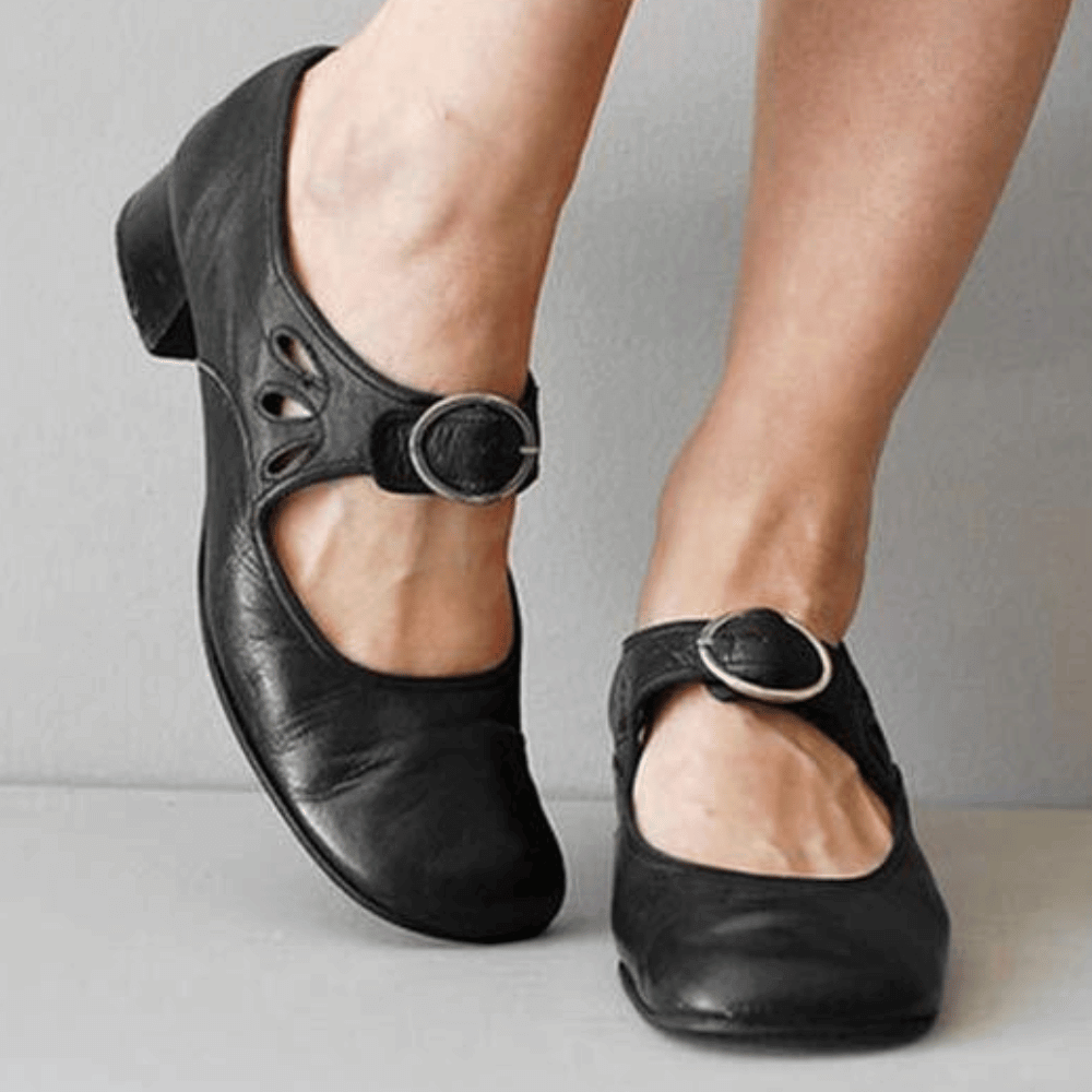 LM | Shoes with low heels and buckle